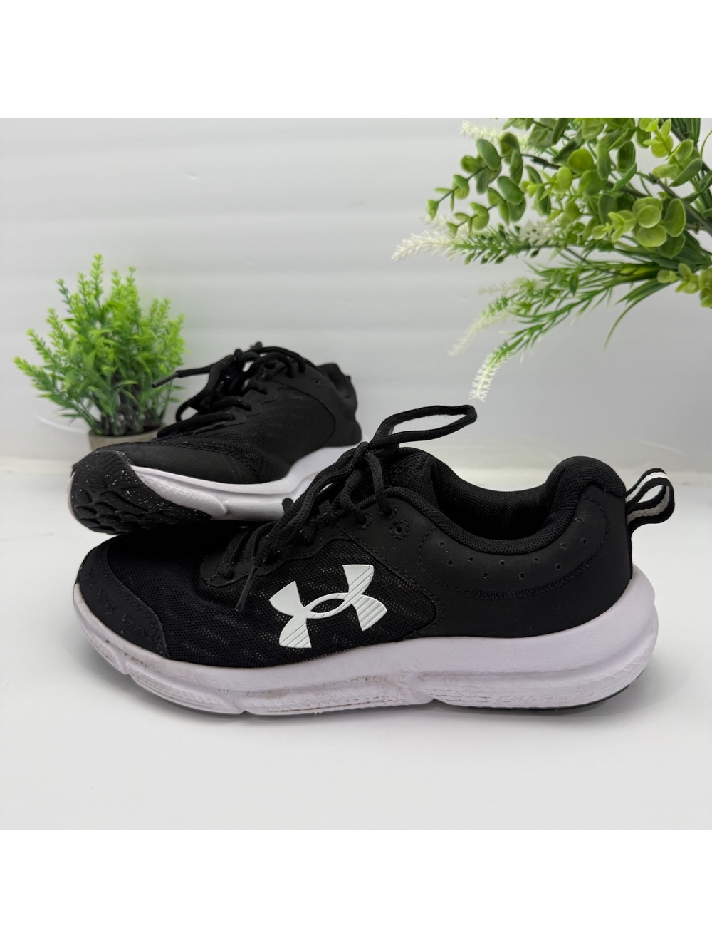 Under Armour Charged Assert black running shoes
